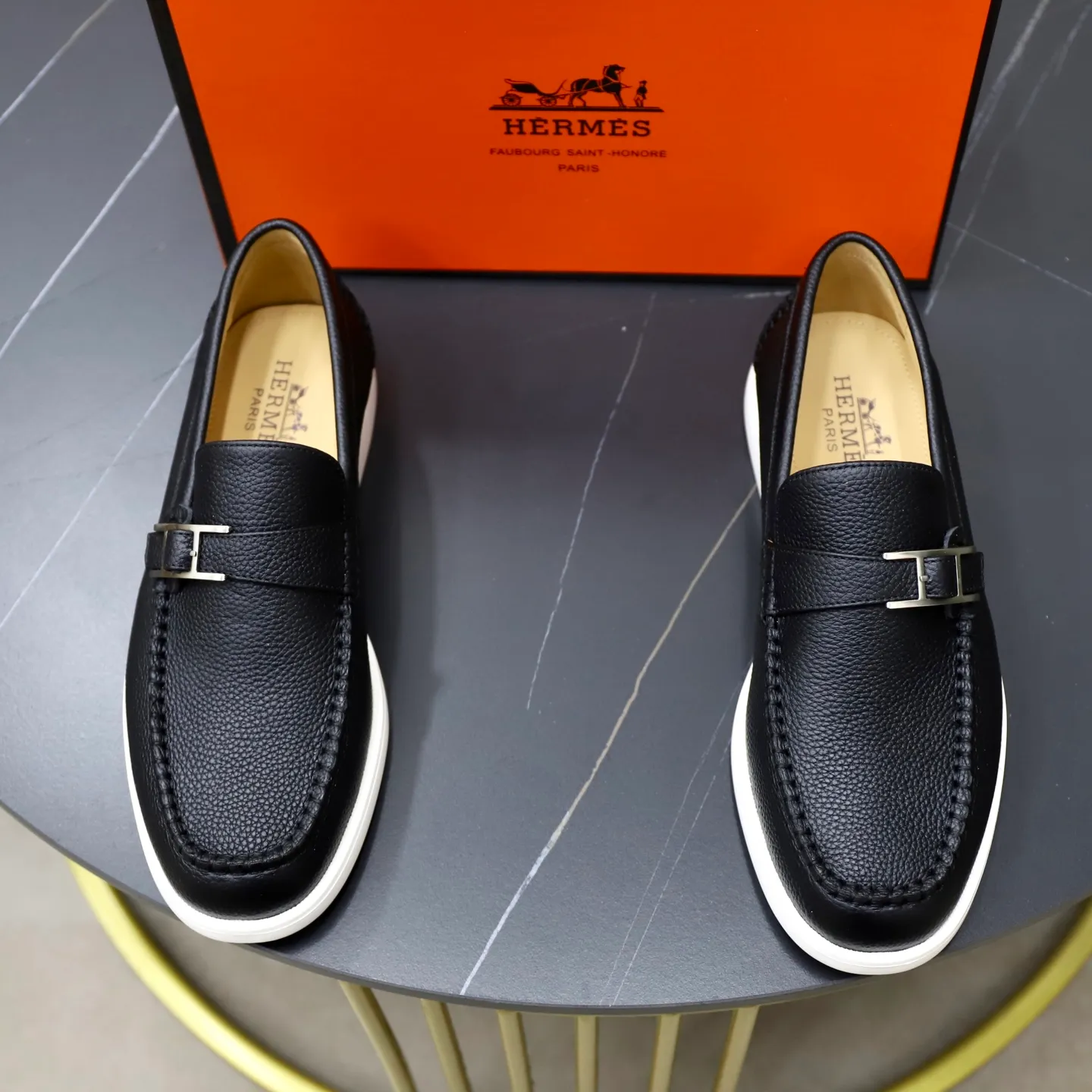 Ex-factory price: 560💰Hermès/Hermès slip-on men's shoes. This shoe is made of imported pebbled cowhide. It has simple and smooth lines and is combined with aerodynamically designed 3CM rubber foam ultra-light soles! Youthful and fashionable, classic H-shaped hardware buckle decoration, calf lining gently wraps the feet, with logo cowhide feet, casual and urban style, highlighting youthful vitality, sports and leisure version, super versatile, code number: 38-39-40-41-42-43-44 standard leather shoe size (45 can be customized but does not support returns)